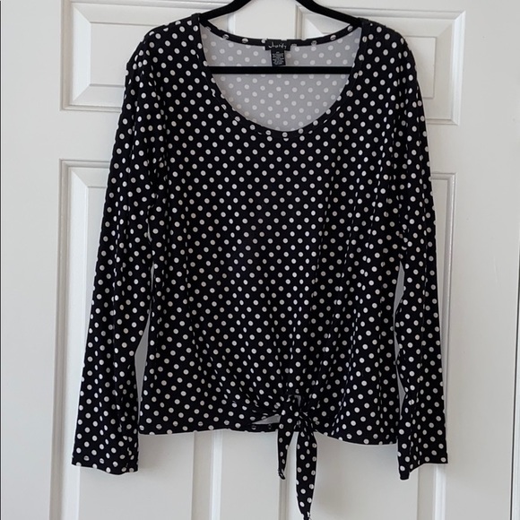 NWOT JUSTIFY blouse w/a knot at the hemline - Picture 2 of 6